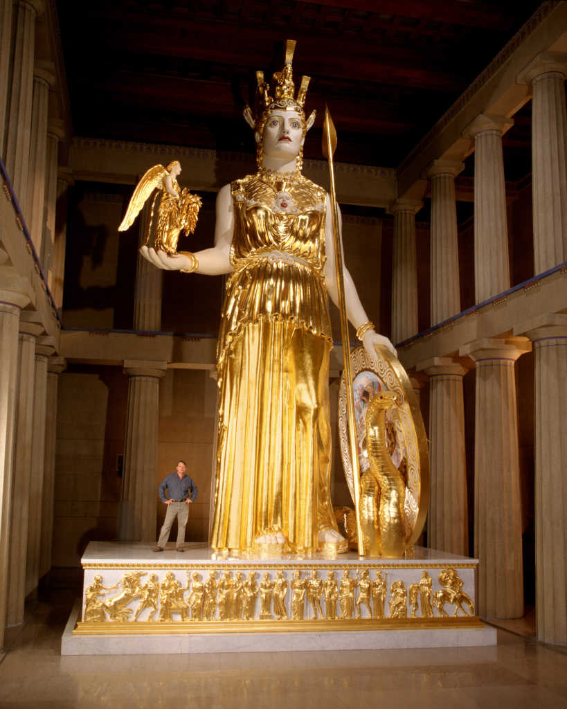Esta é uma cópia da estátua localizada no Parthenon de Nashville (uma reprodução total do original grego)